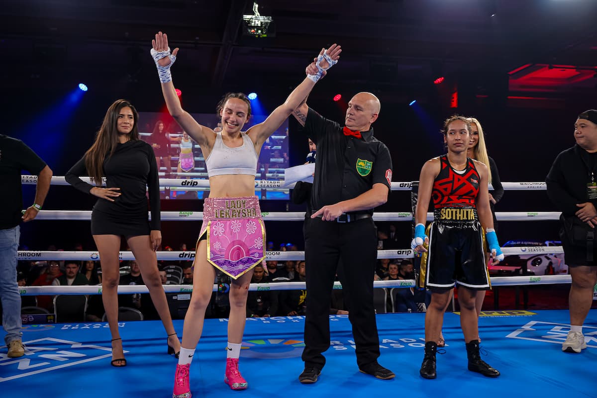 Lekaysha Woodbridge has her hand raised by the referee after her victory over Sothita Sitthichai