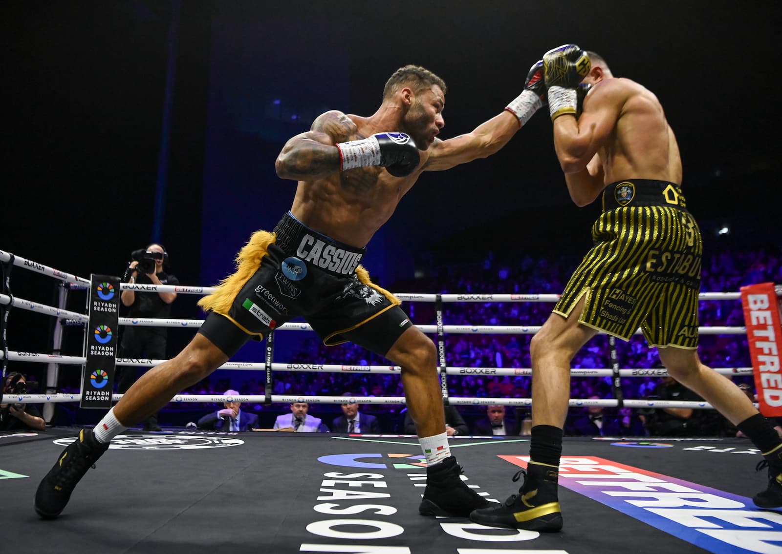 Video: Troy Williamson drops and stops Callum Simpson Video: Troy Williamson drops and stops Callum Simpson