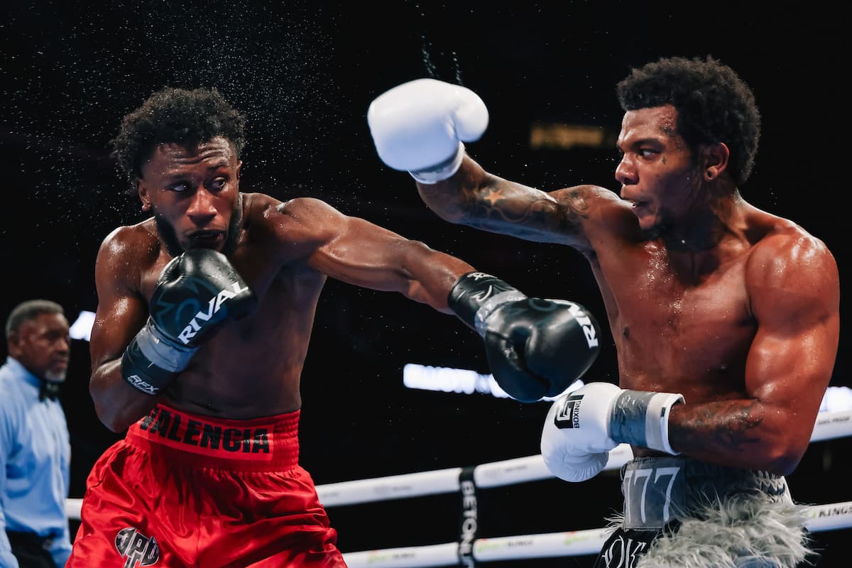 Kahshad Elliott throws a hook during his bout against Jean Pierre Valencia