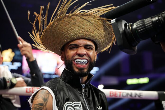 Oscar Collazo during his bout against Neider Valdez