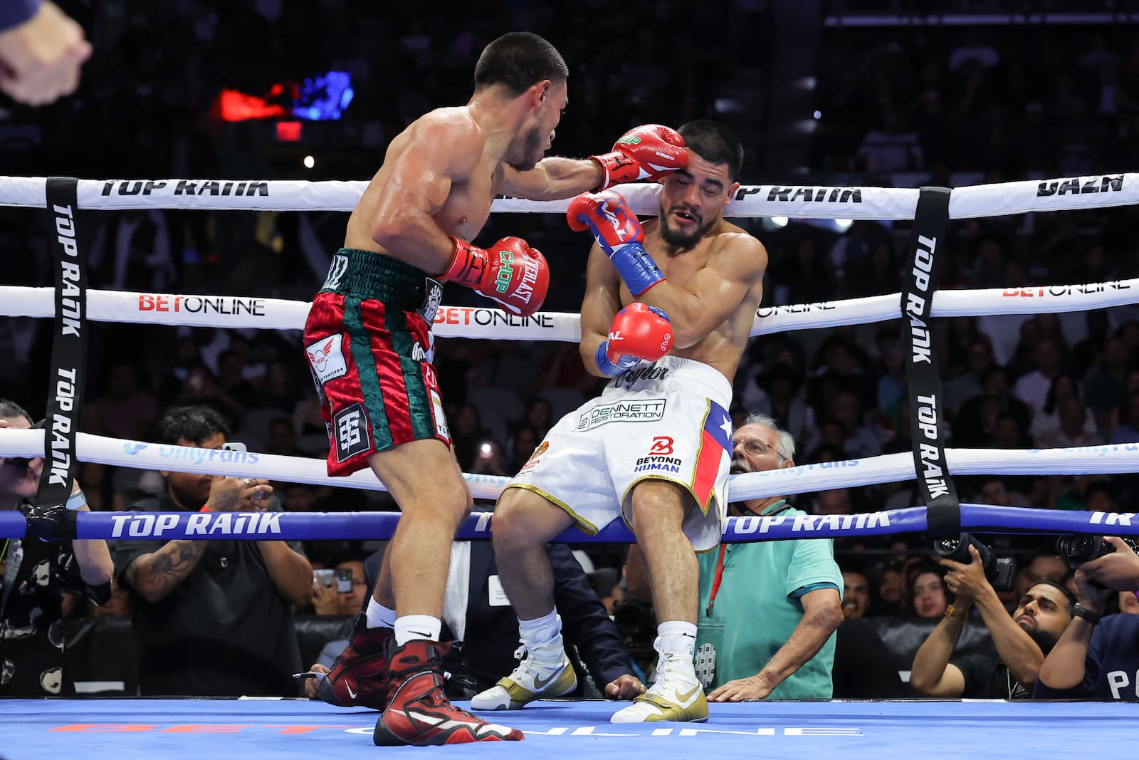 Video: Albert Gonzalez KOs Edward Vazquez with body shots
