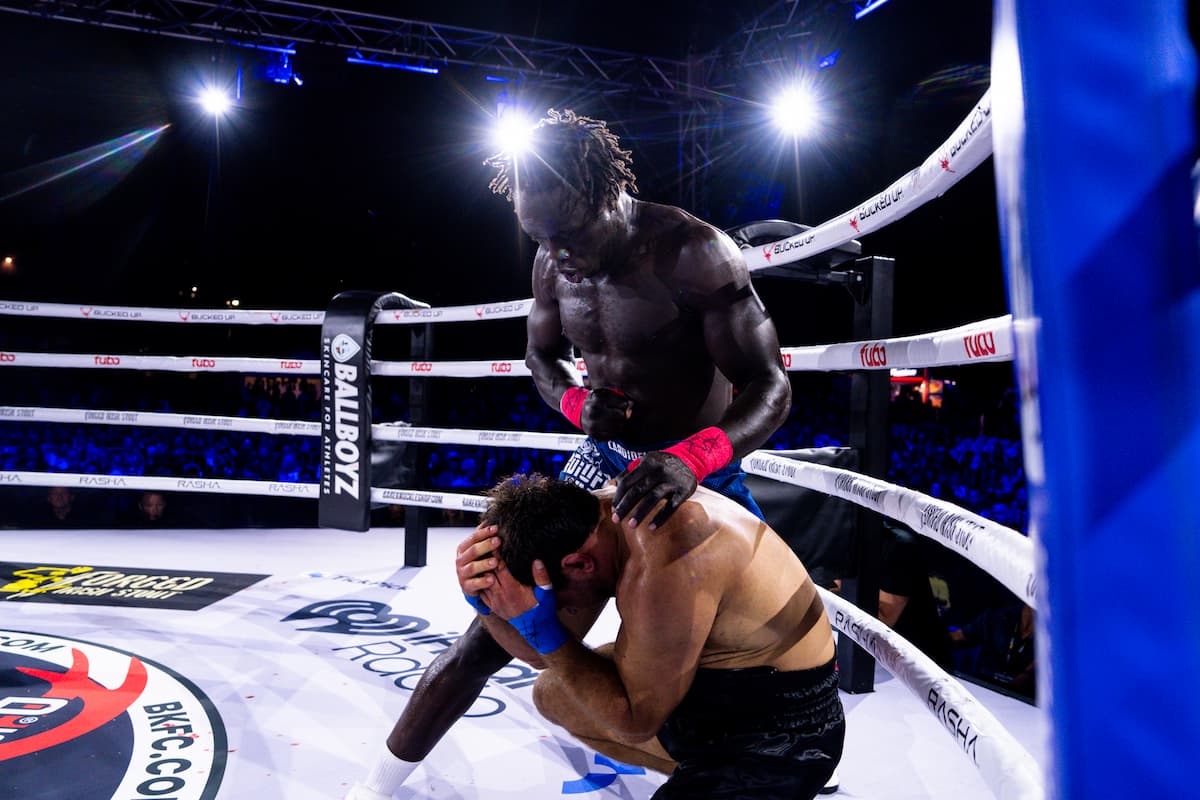 Santo Joma dominates Viktor Lyall during their bout