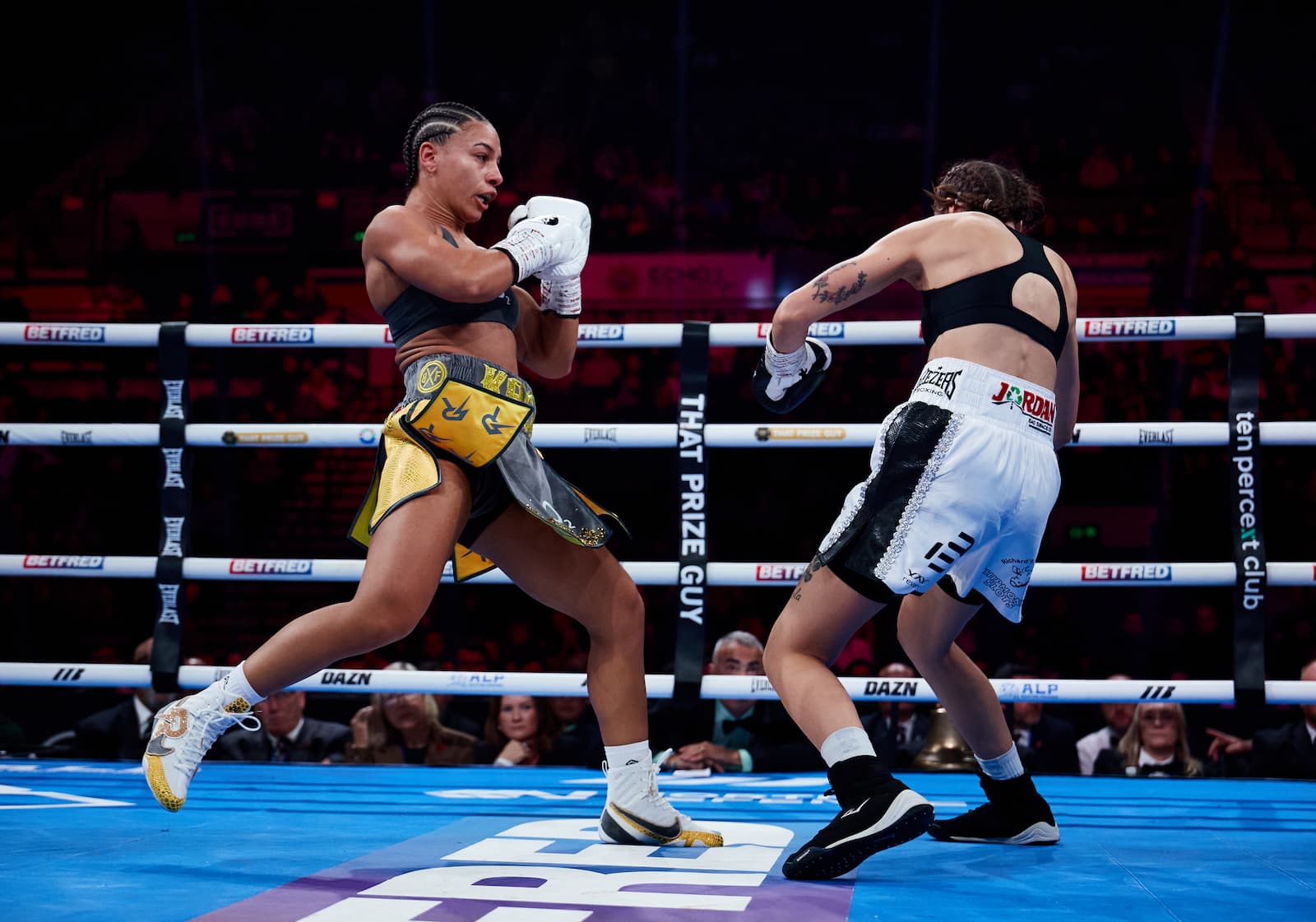 Video: Shannon Ryan drops and stops Emma Dolan in first round